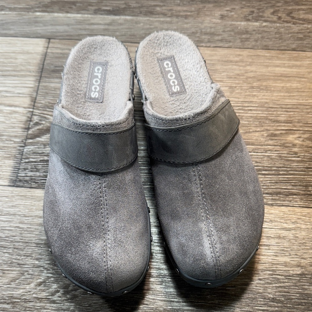 CROCS gray Suede Clogs woman’s 8 (s65)